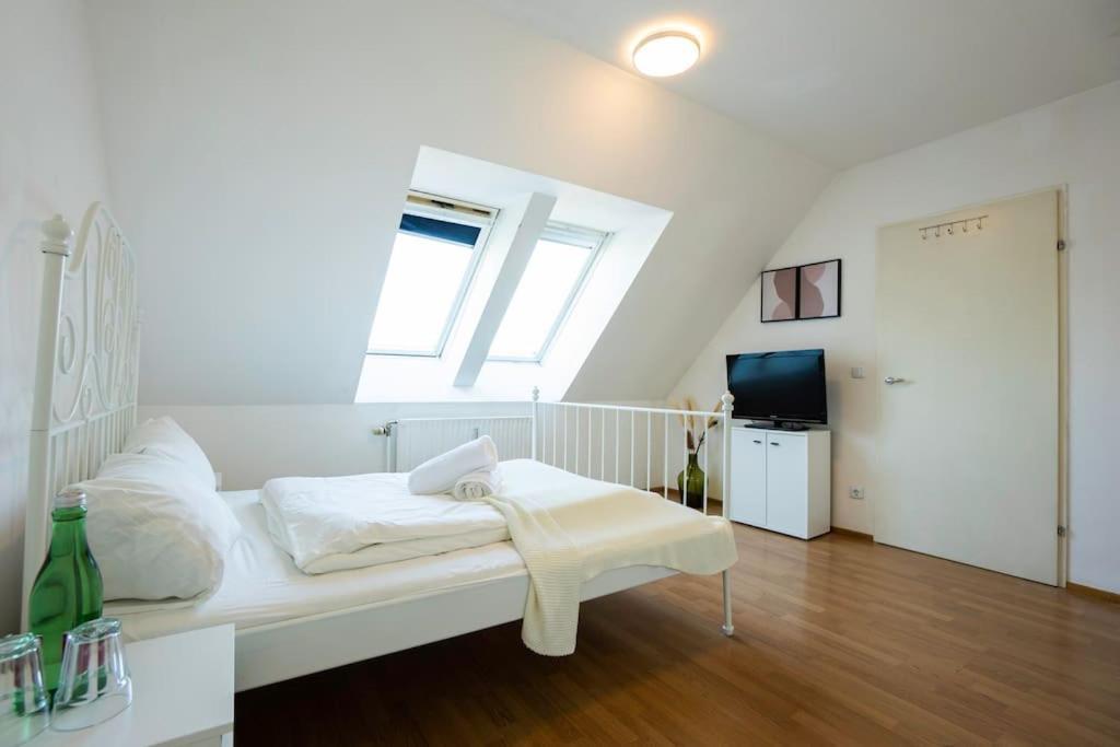 Stylish 2 Floor Penthouse • 15 Min To City Center 비엔나 외부 사진